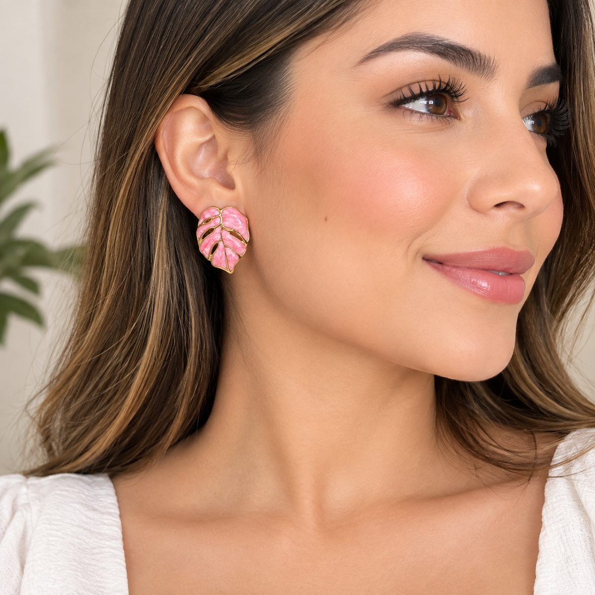Aretes de hojas rosadas con detalles dorados para mujer