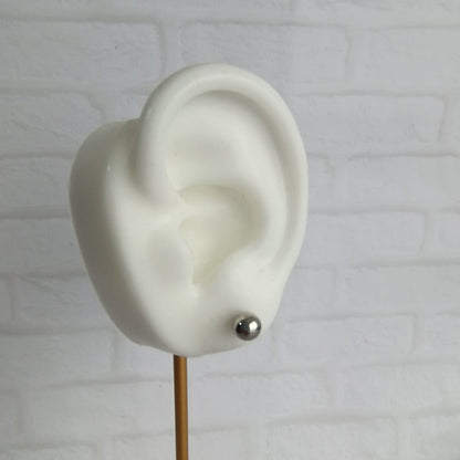 Aretes bolita plateados en acero quirúrgico 316L – básicos clásicos para mujer