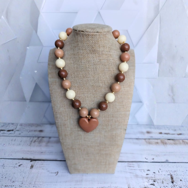 Collar de Acrílico con Corazón Mocca Mousse
