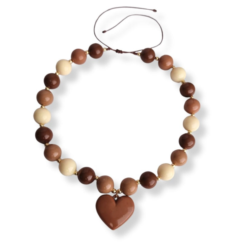 Collar de Acrílico con Corazón Mocca Mousse