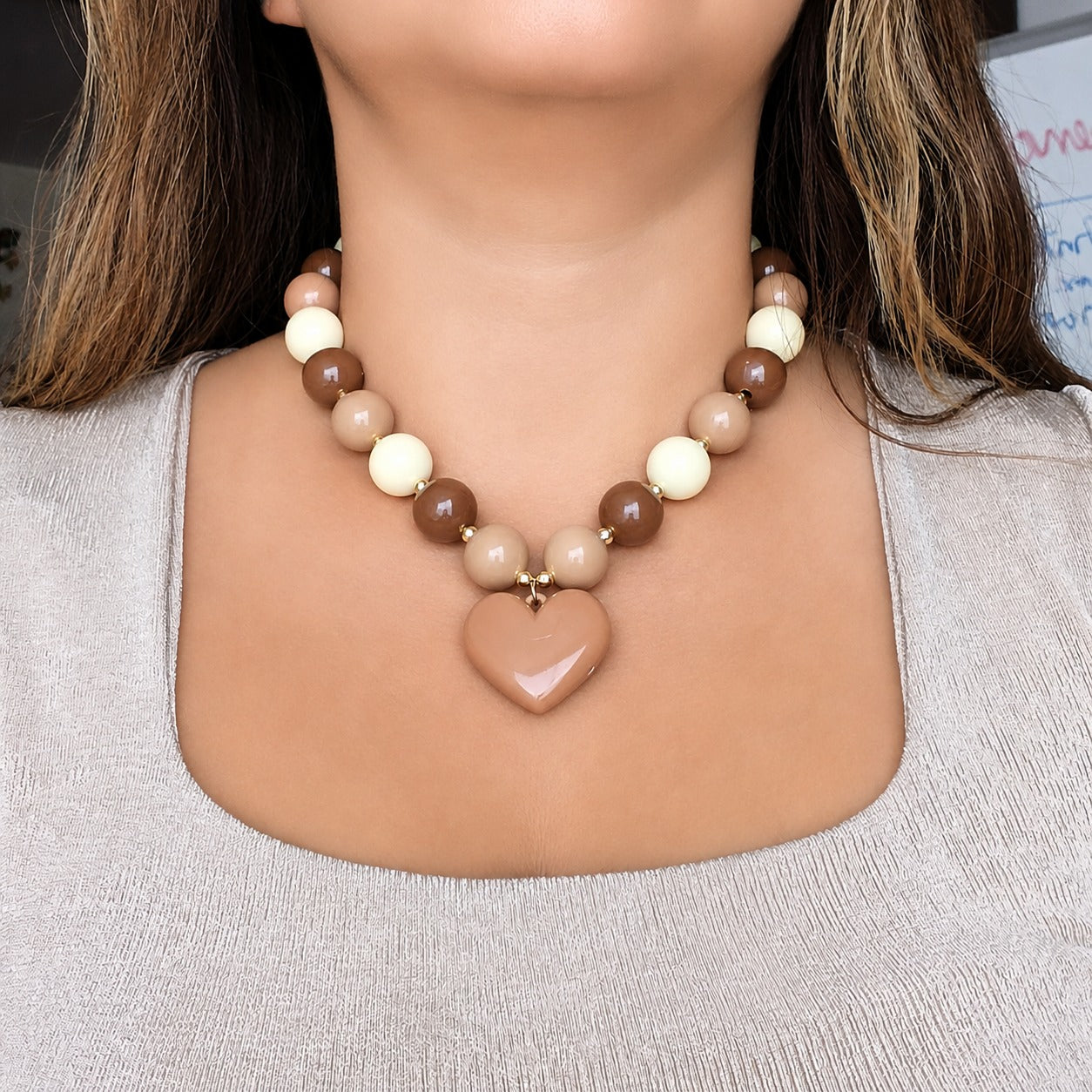 Collar de Acrílico con Corazón Mocca Mousse