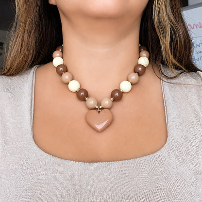 Collar de Acrílico con Corazón Mocca Mousse