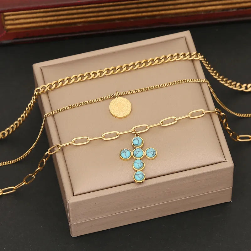 Collar de Tres Capas Doradas con dijes de Cruz y Medalla San Benito