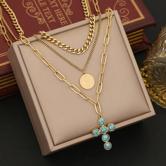 Collar de Tres Capas Doradas con dijes de Cruz y Medalla San Benito