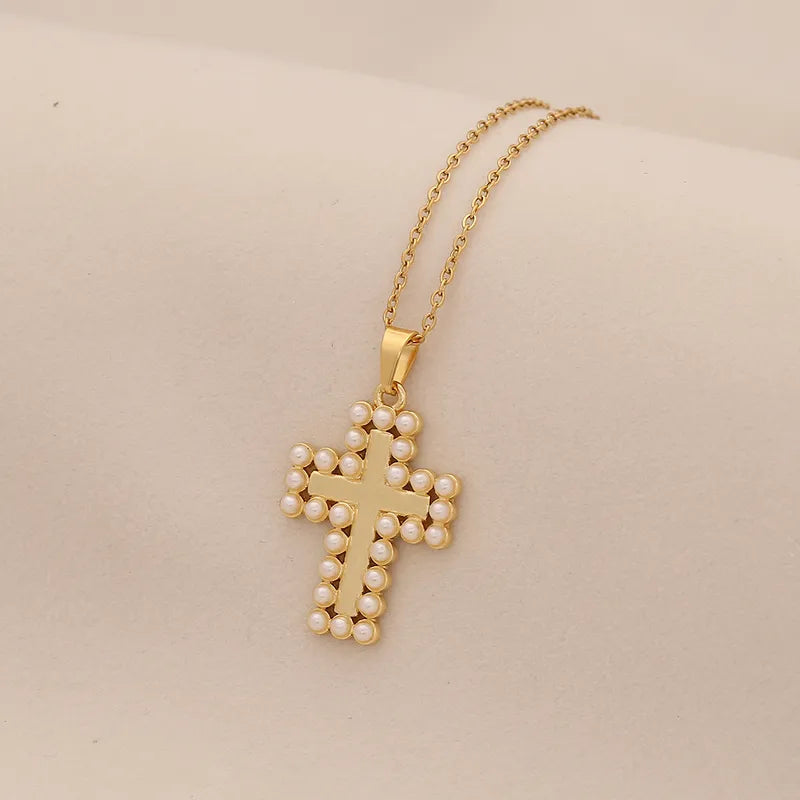 Collar Cruz Dorada con mini Perlas