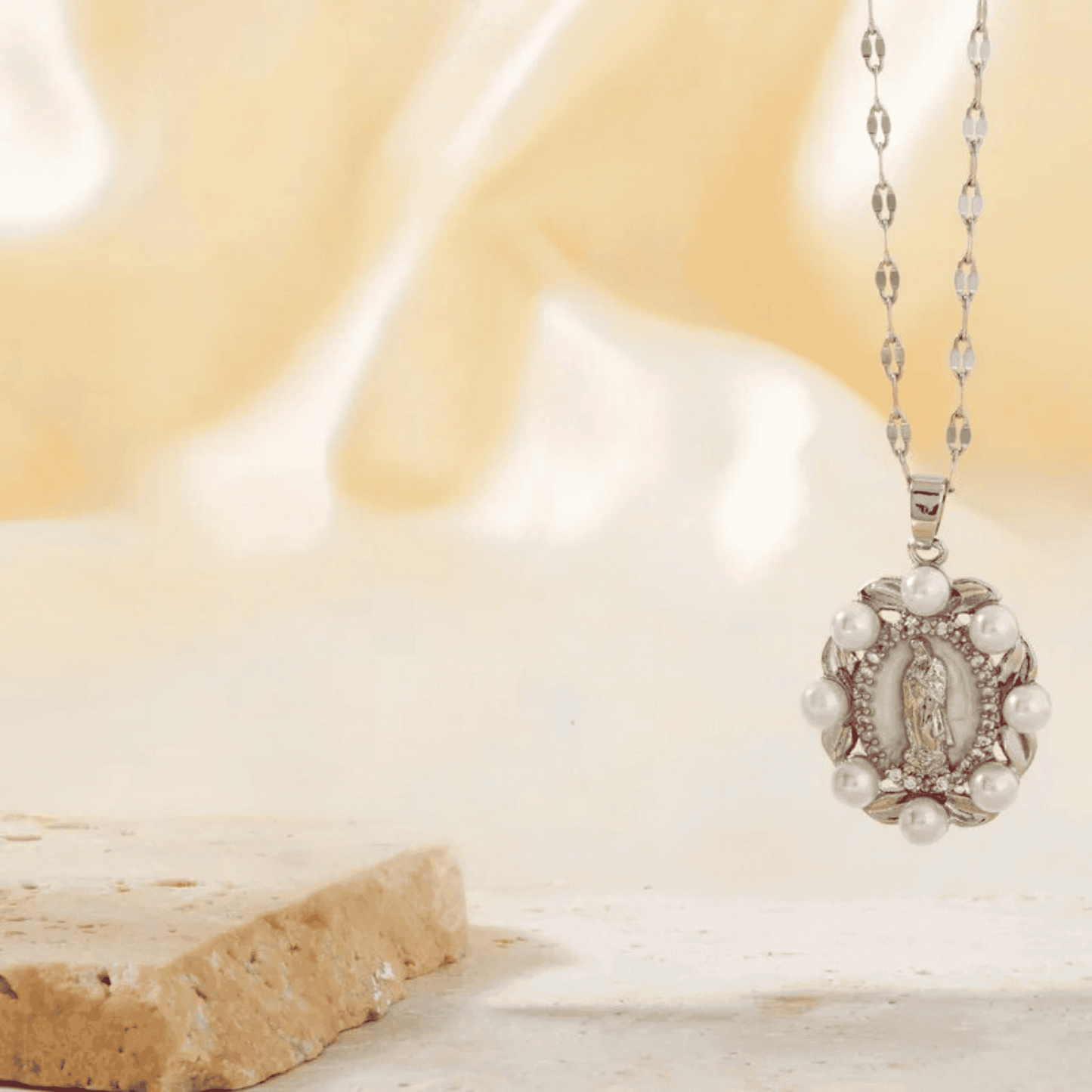 Collar Virgen María Plateada con mini perlas & Topos