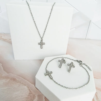 Set de Joyería de Cruz Plateadas con Circones – Collar, Pulsera y Aretes en Acero Inoxidable.