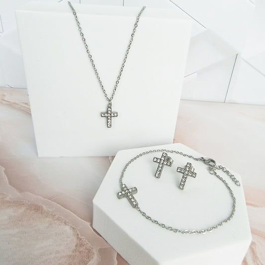 Set de Joyería de Cruz Plateadas con Circones – Collar, Pulsera y Aretes en Acero Inoxidable.