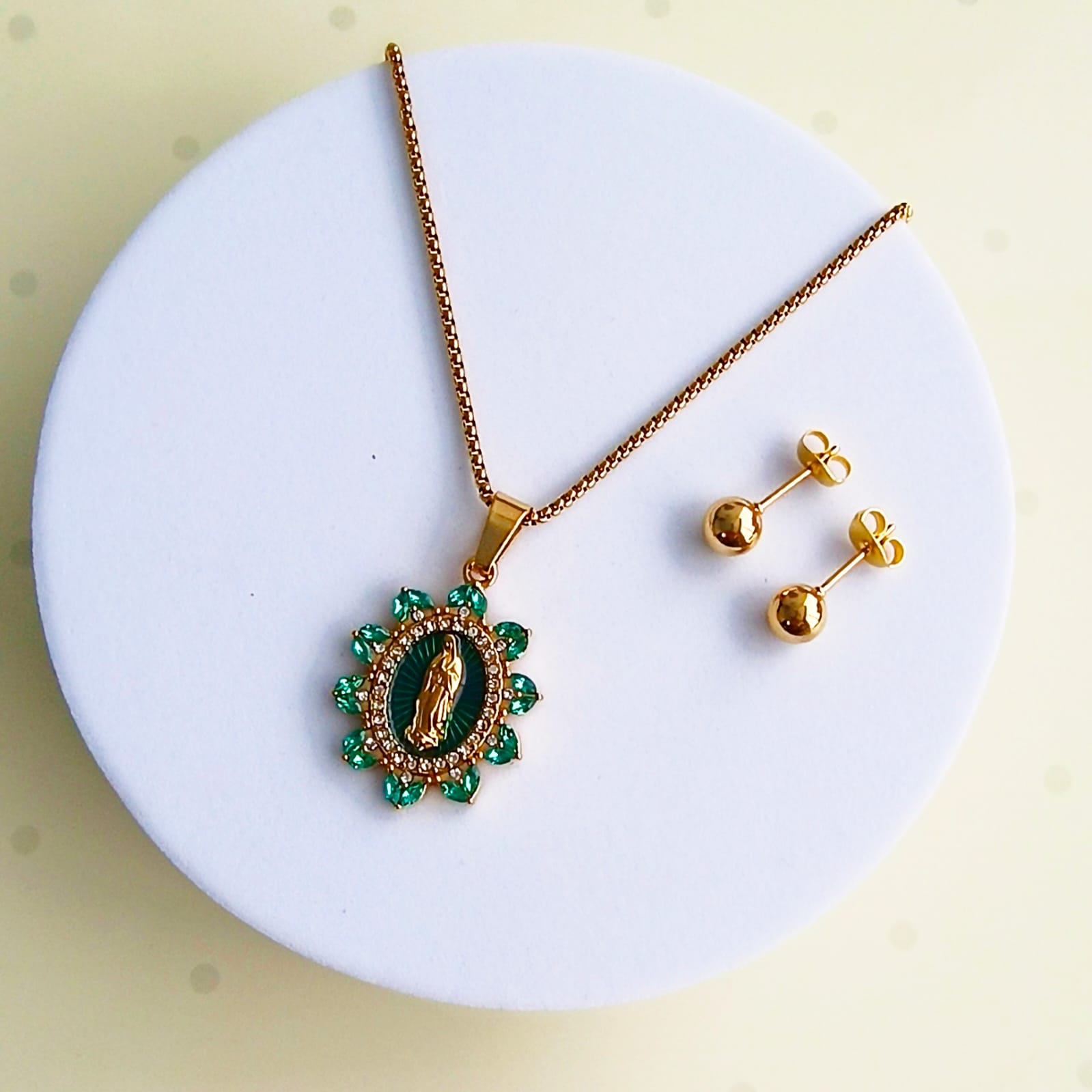 Cadena Virgen María Dorada con Circones verde Esmeralda & Topos