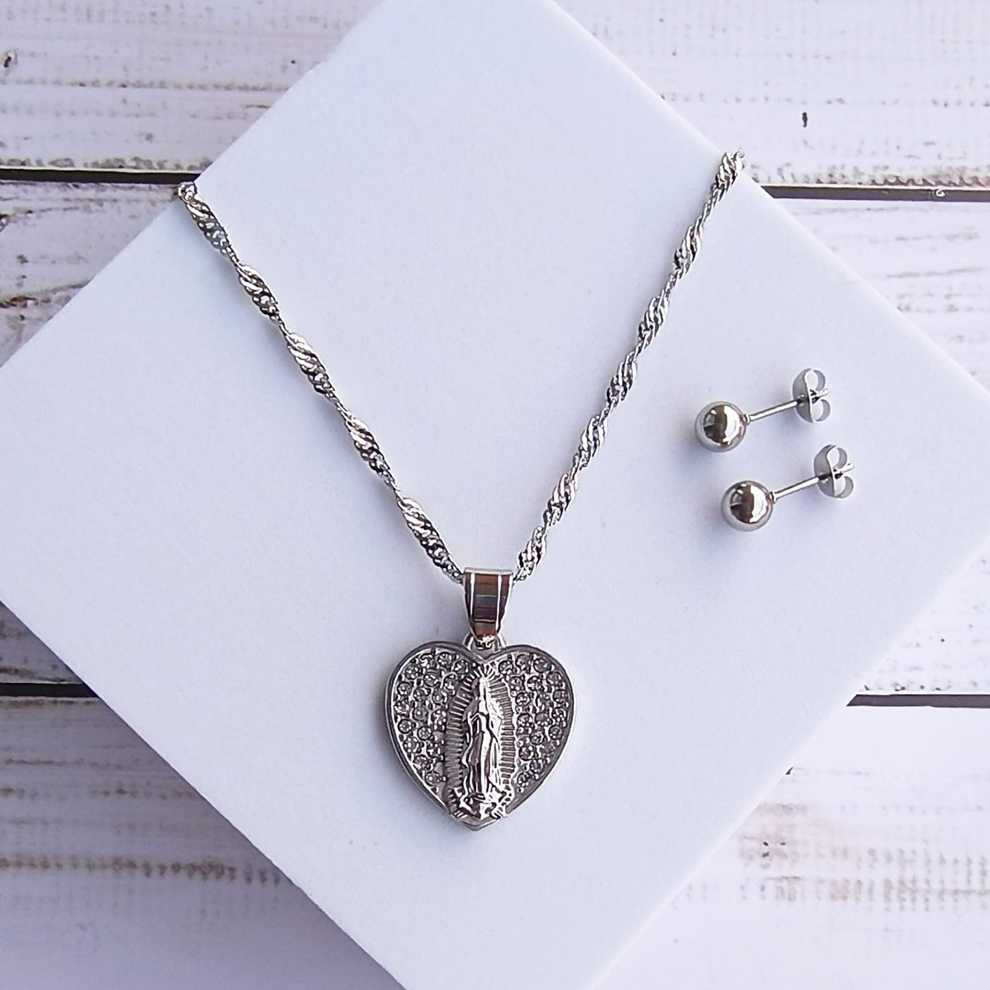 Collar Virgen de Guadalupe forma Corazón incrustaciones Zircones brillantes & Topos Plateados