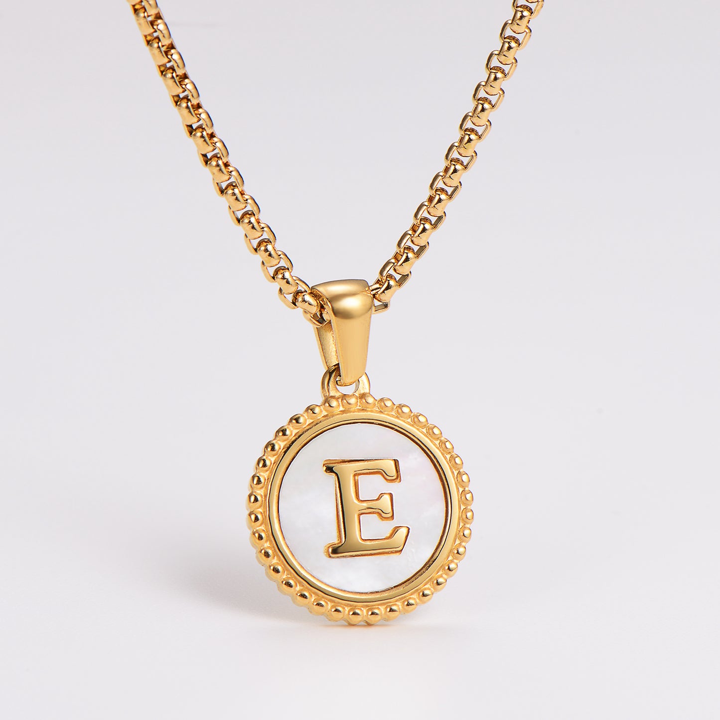 Collar con Letra Inicial E en Acero Inoxidable 304 Baño Oro 18K