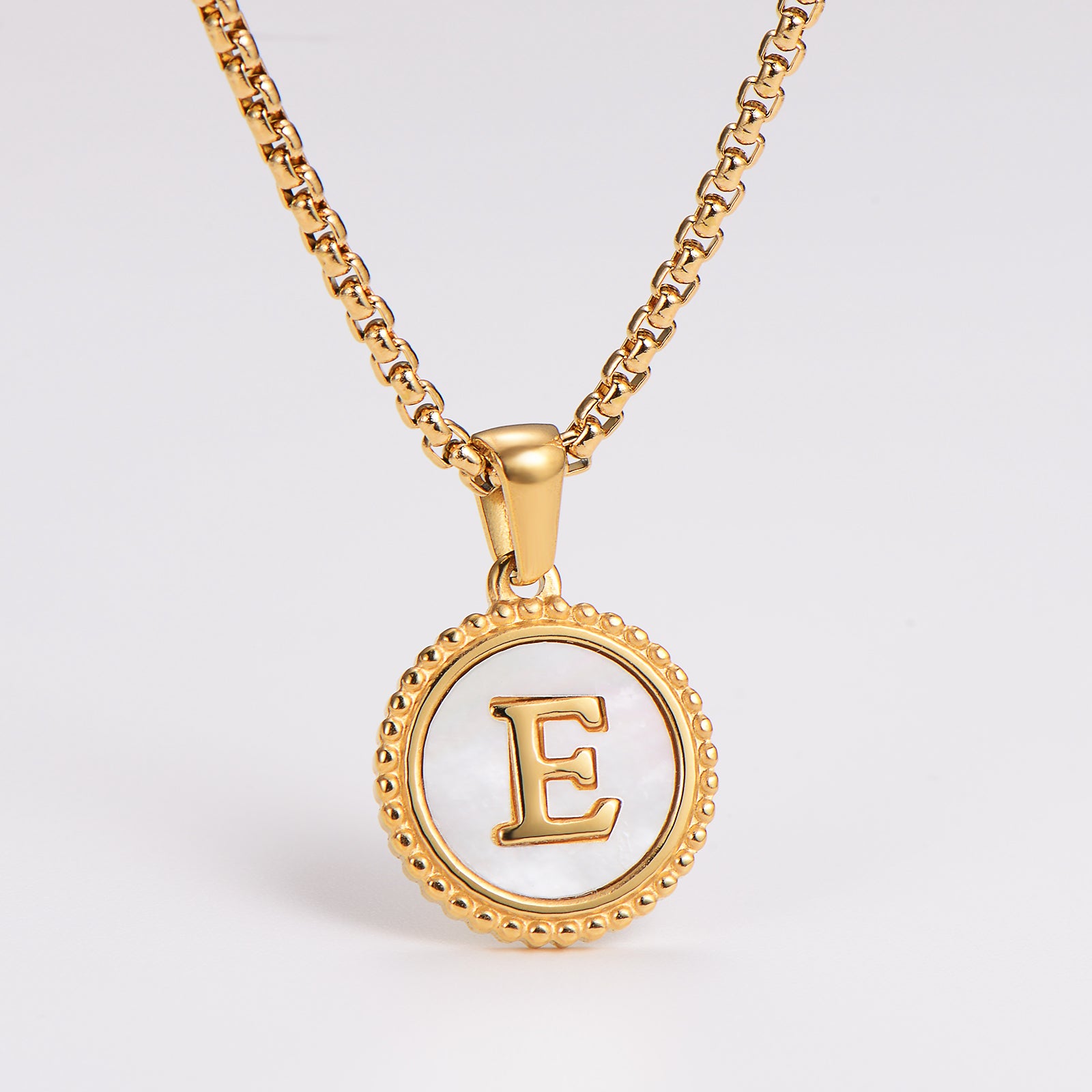 Collar con Letra Inicial E en Acero Inoxidable 304 Baño Oro 18K