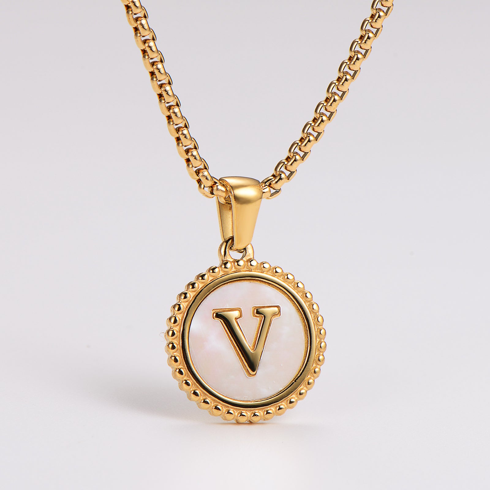 Collar con Letra Inicial V en Acero Inoxidable 304 Baño Oro 18K