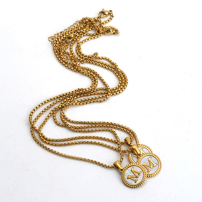 Collar letra M acero inoxidable baño oro 18k