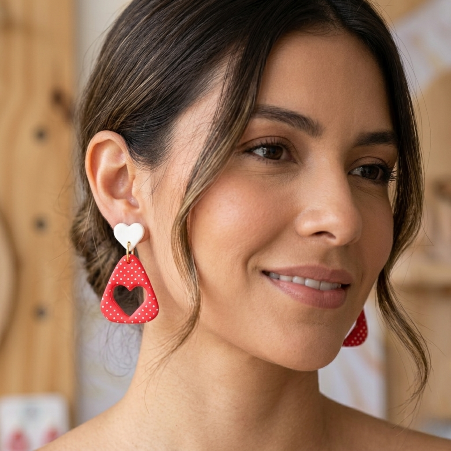 Aretes Artesanales Corazón Rojo y Blanco en Arcilla Polimérica | Diseño Exclusivo BWK
