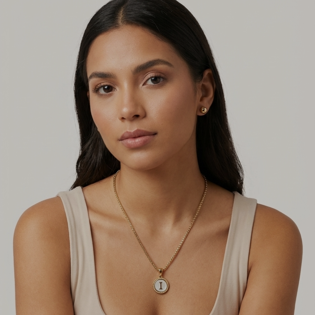 Mujer usando collar con inicial dorada de Brownika