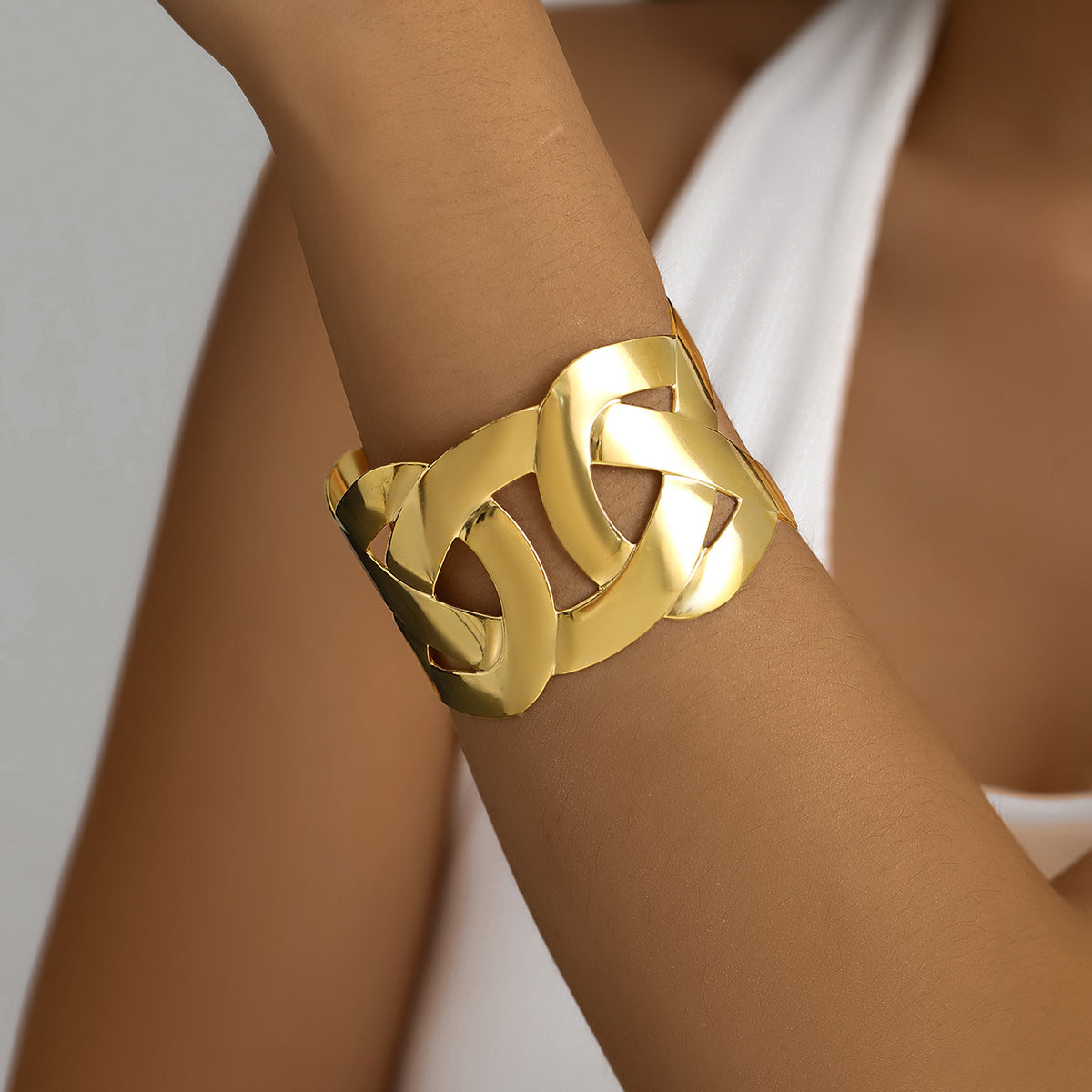 Brazalete dorado para mujer