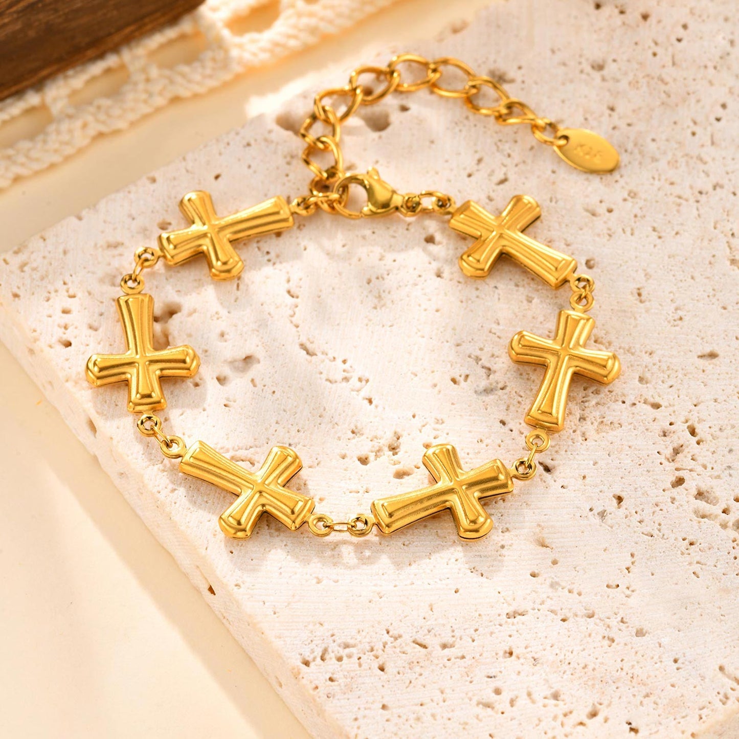 Pulsera dorada con cruces