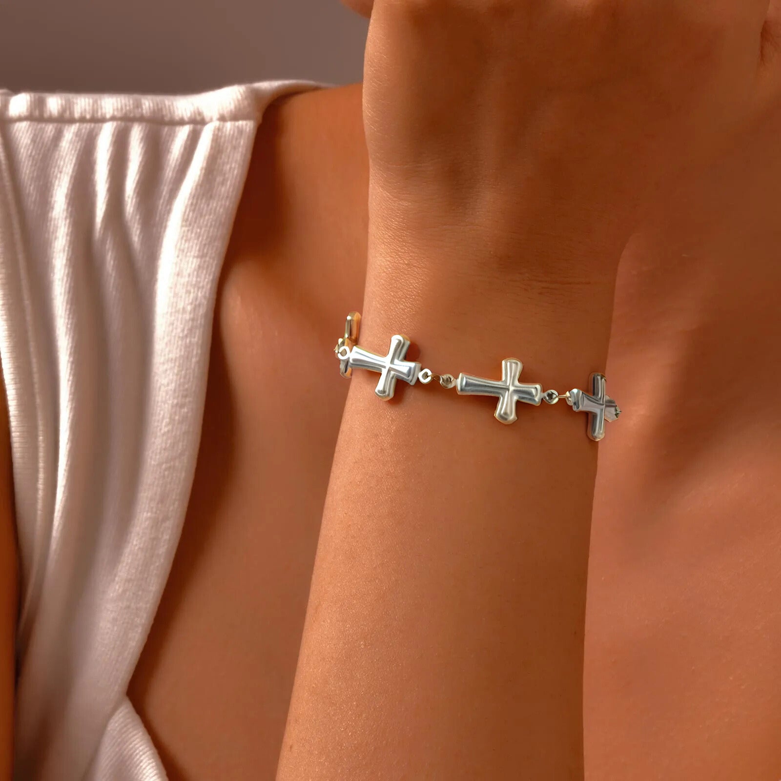 Pulsera plateada con cruces