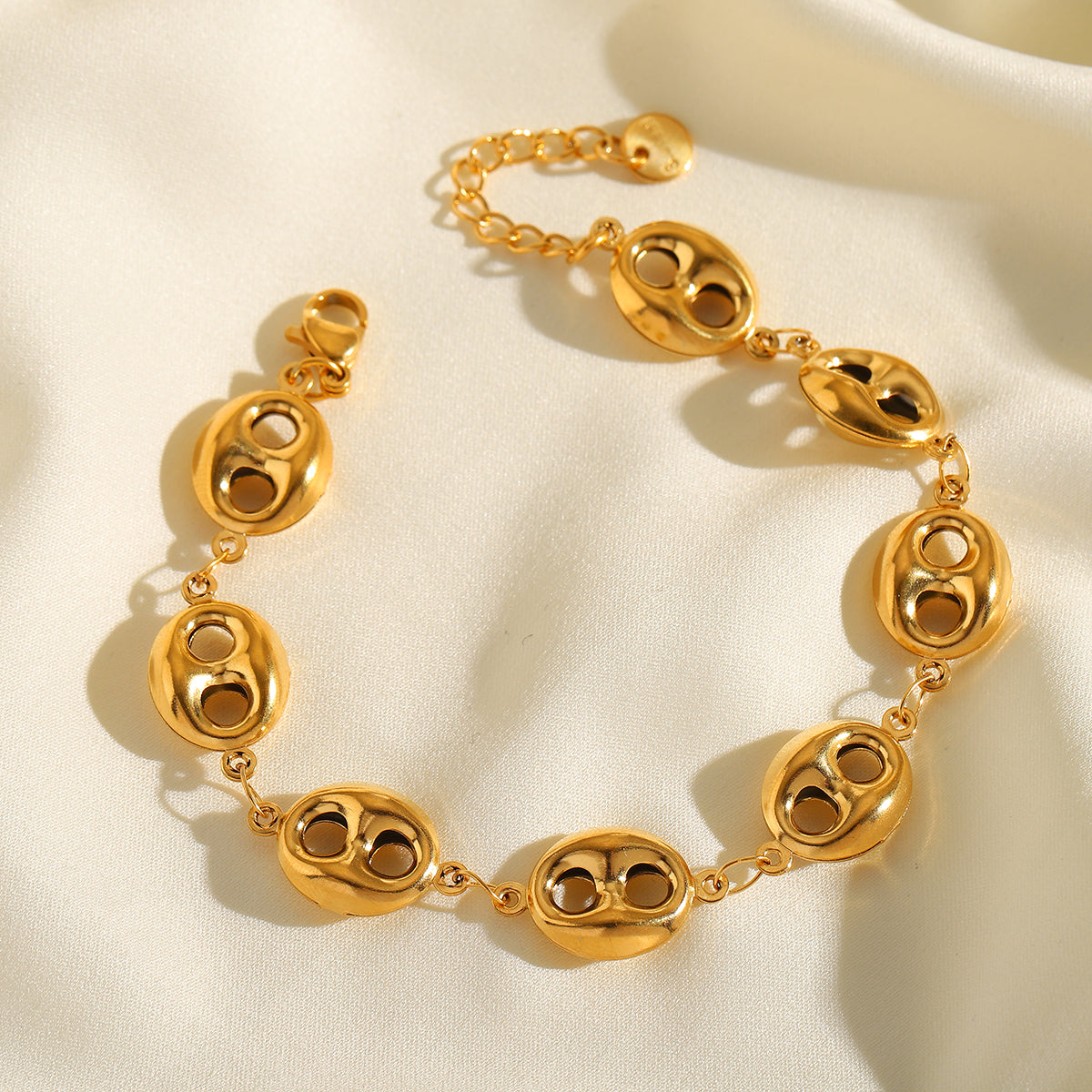 Pulsera Dorada Geométrica “Pig Nose” – (Trompa de cerdo)