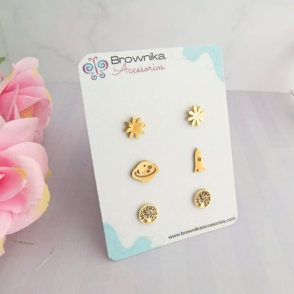 Set de aretes mini dorados en acero quirúrgico 316L para mujer – flores, planeta, cohete y árbol de la vida