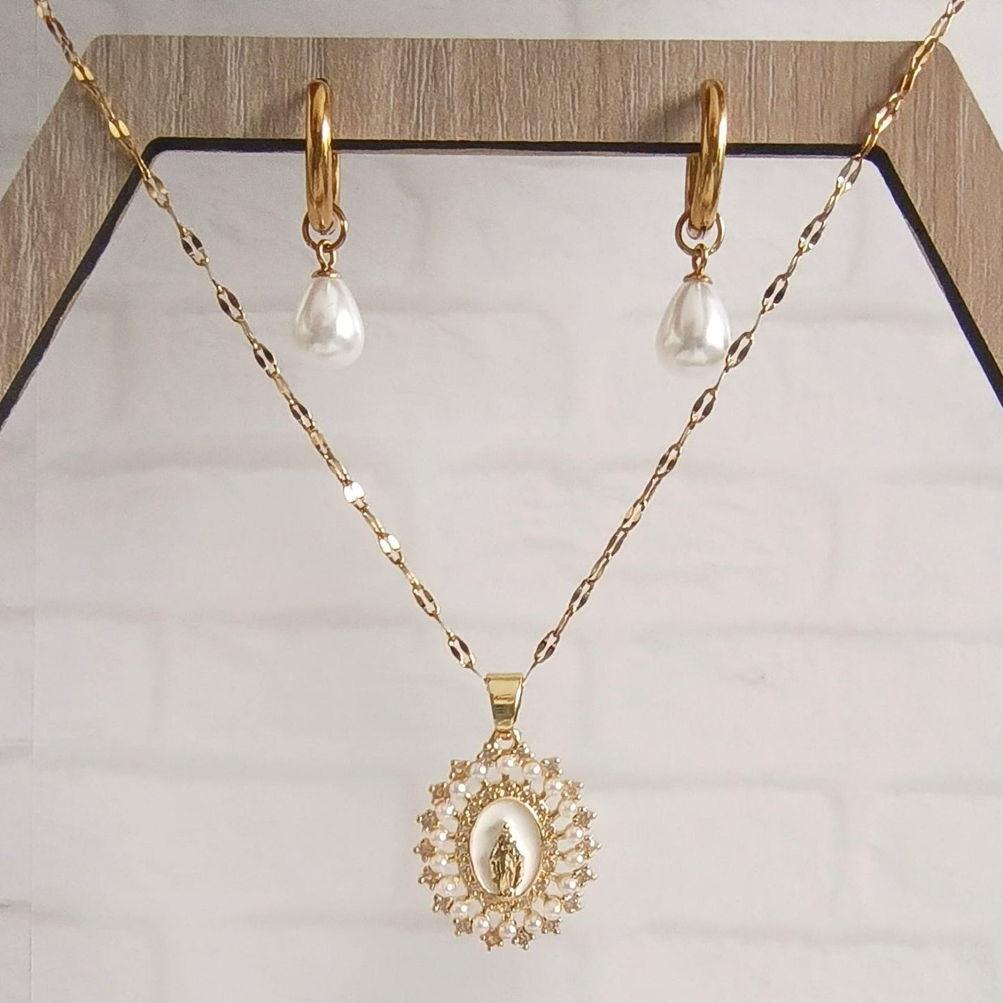 collar dorado virgen perlas